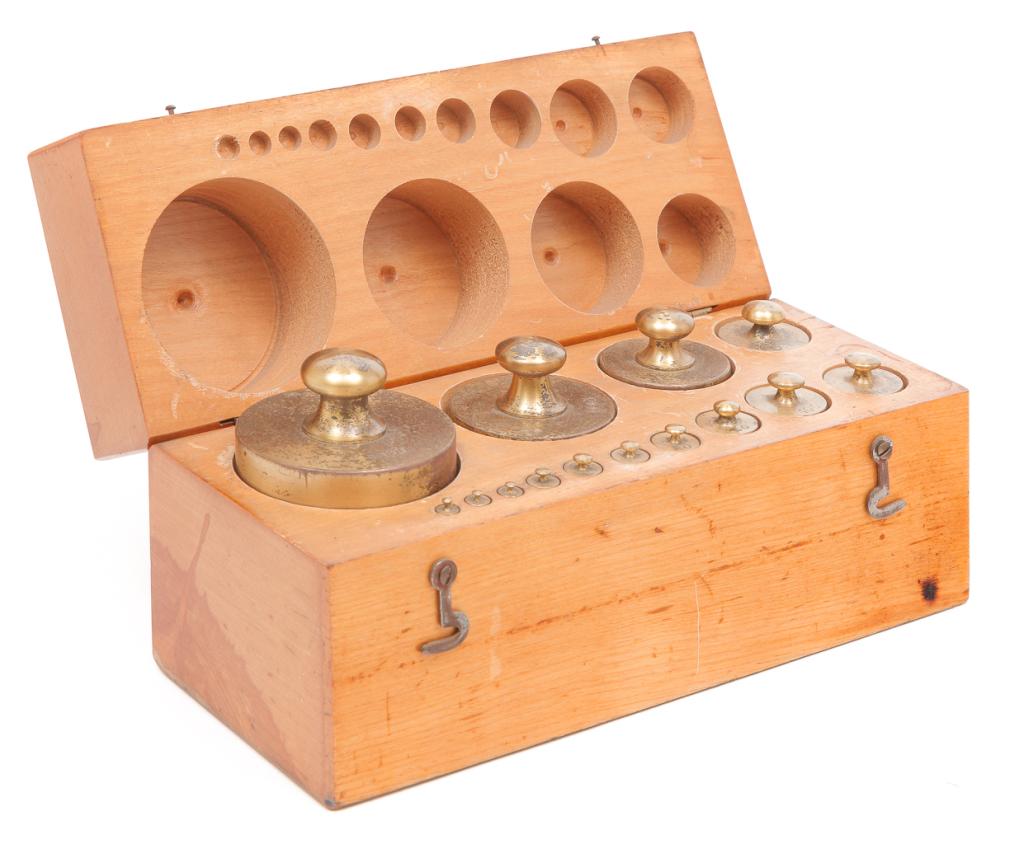 AMERICAN CASED SET OF BRASS WEIGHTS. (1 of 3)