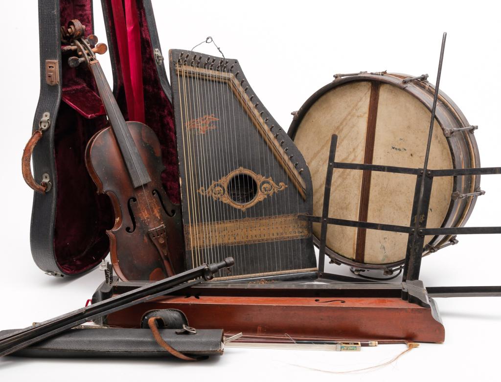 GROUP OF  AMERICAN MUSICAL INSTRUMENTS. (1 of 3)