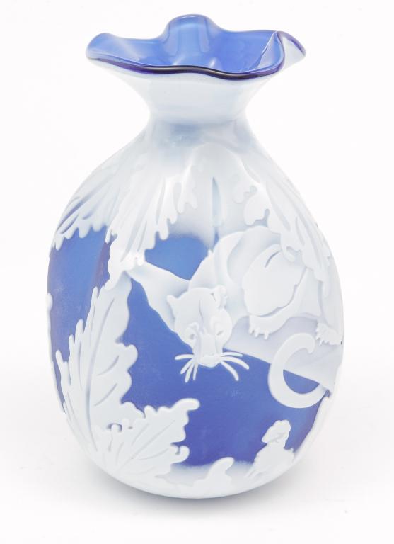AMERICAN PILGRIM CAMEO SACK VASE. (1 of 4)