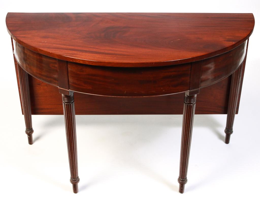 AMERICAN SHERATON BANQUET TABLE HALF. (1 of 3)