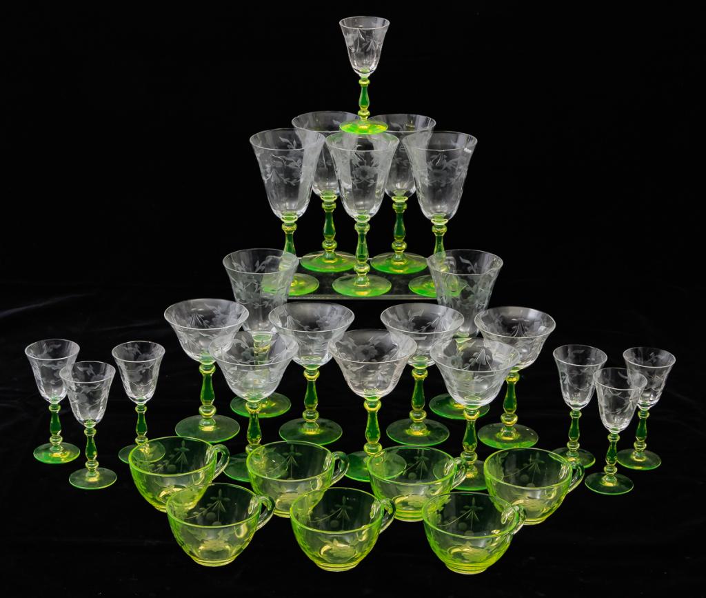 TWENTY EIGHT PIECES OF AMERICAN DEPRESSION GLASS. (1 of 4)