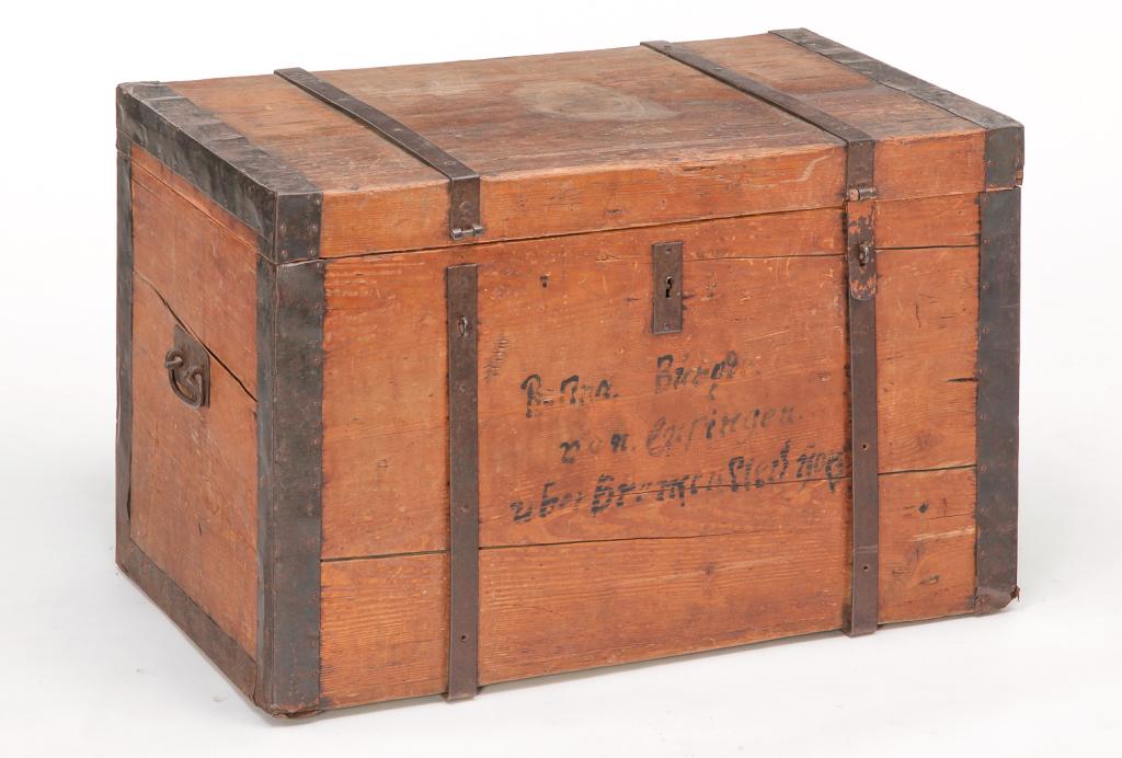 EUROPEAN IMMIGRANT'S TRUNK. (1 of 4)