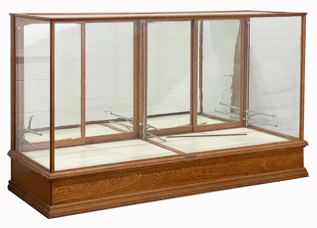 EXHIBITION SHOW CASE COUNTER CASE. (1 of 2)