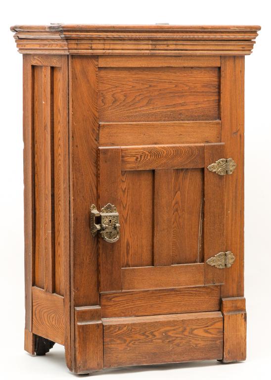 AMERICAN DIMINUTIVE ICE BOX. (1 of 6)