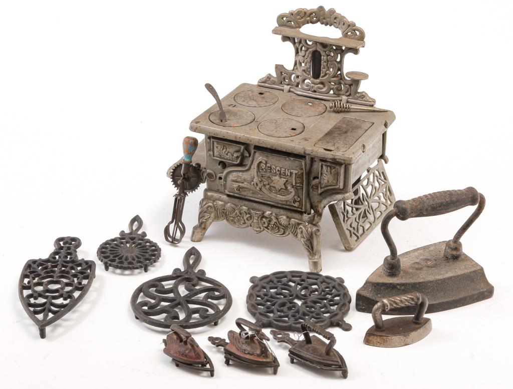 AMERICAN MINIATURE CAST IRON STOVE. (1 of 3)