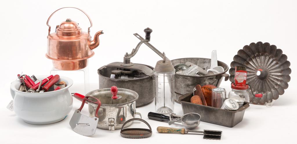 LARGE COLLECTION OF KITCHEN ITEMS. (1 of 5)