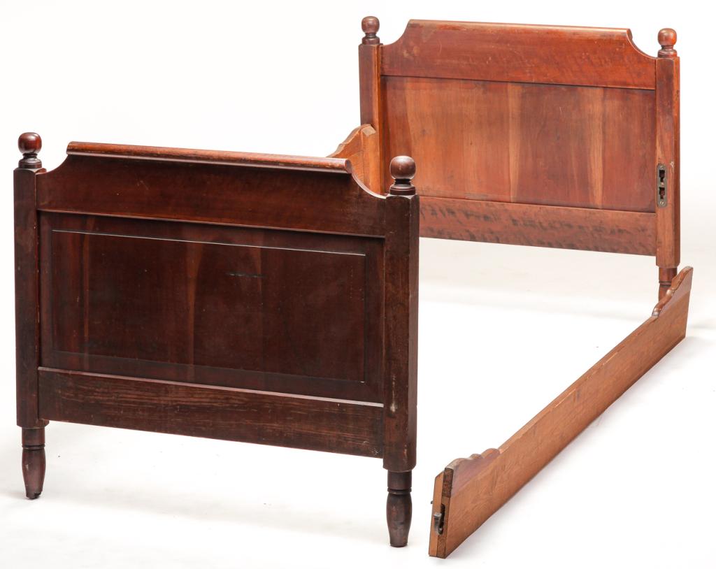 ZOAR CHILD'S BED. (1 of 3)