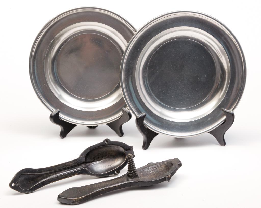 TWO AMERICAN PEWTER PLATES AND SPOON MOLD. (1 of 4)