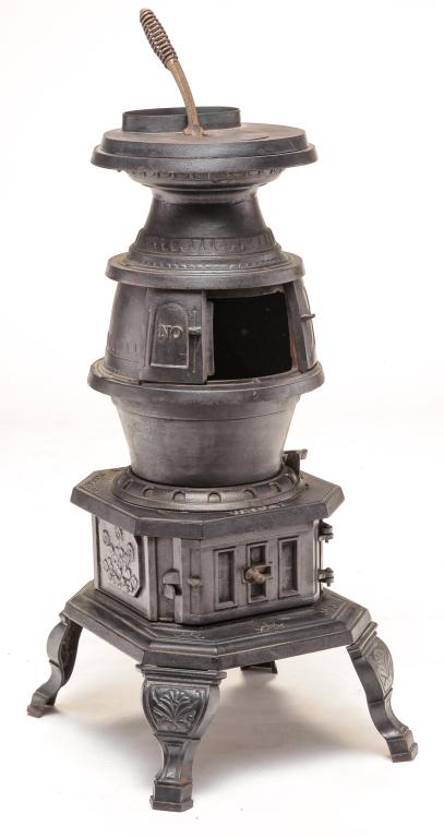 HOWARD STOVE COMPANY CAST IRON STOVE. (1 of 5)