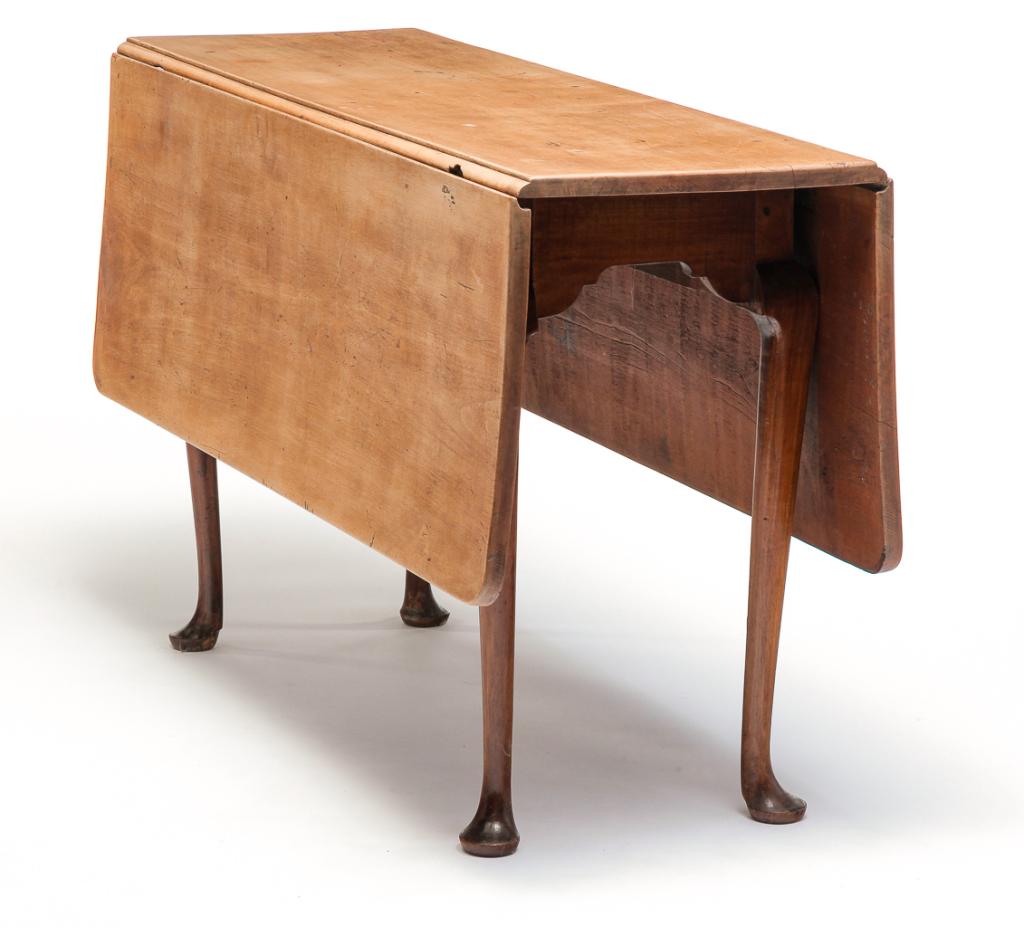 AMERICAN COUNTRY QUEEN ANNE DROP LEAF TABLE. (1 of 3)