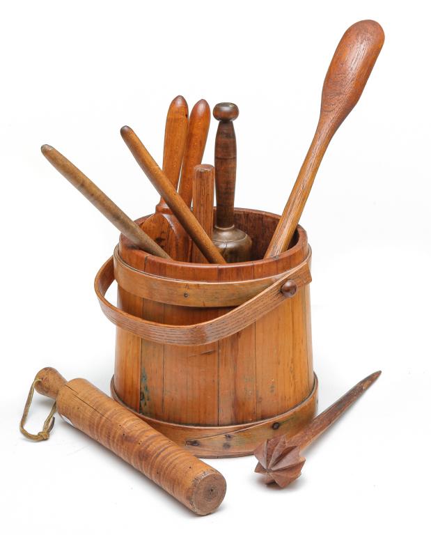 NINE COUNTRY WOODEN ITEMS.: Second half 19th century. Pine firkin with oak hoops and handle, 9"h. And burled mallet, masher, lemon squeezer, three spoons, rolling pin, and honey drizzler.