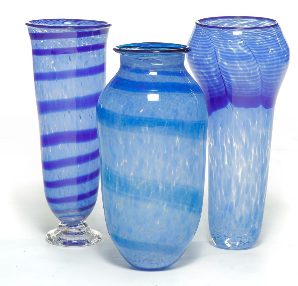 THREE ART GLASS VASES BY JIMI MARSHALL. (1 of 4)