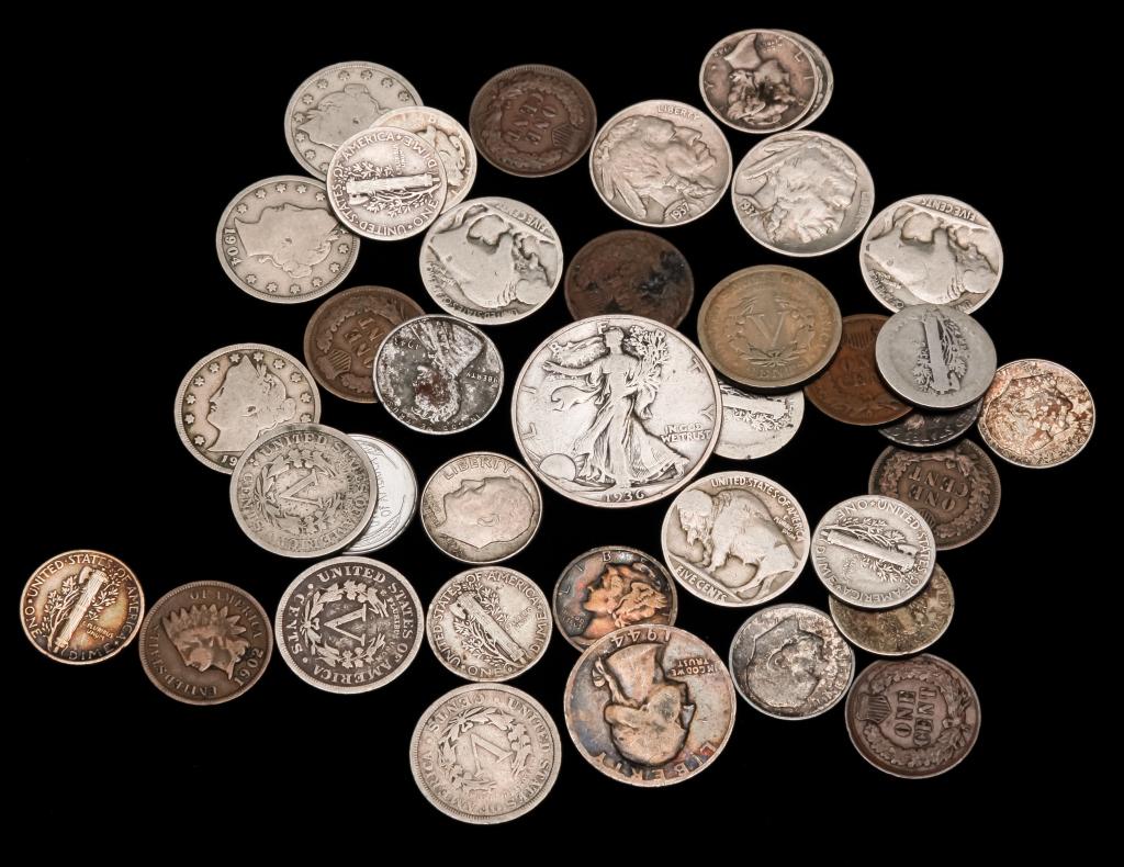 GROUP OF AMERICAN COINS INCLUDING SILVER (1 of 2)