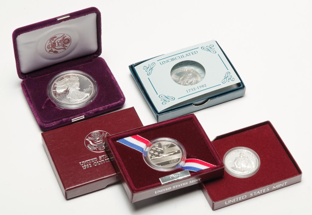 FIVE SILVER COMMEMORATIVE COINS INCLUDING AN EAGLE (1 of 3)