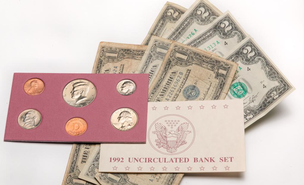 GROUP OF AMERICAN COINS AND CURRENCY (1 of 2)