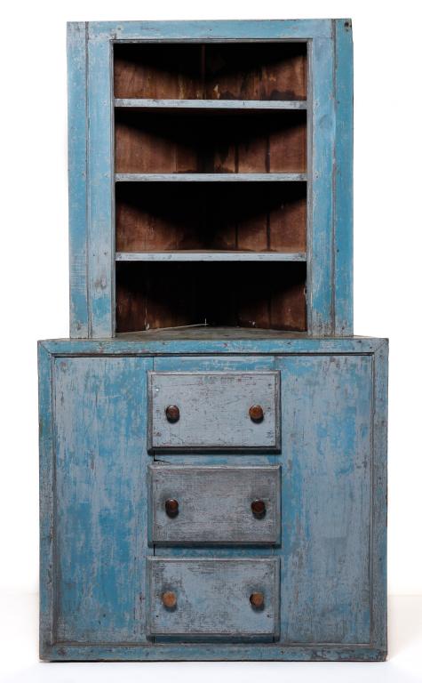 AMERICAN COUNTRY PAINTED CORNER CUPBOARD. (1 of 4)
