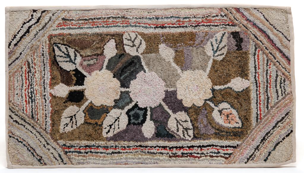 AMERICAN FLORAL HOOKED RUG. (1 of 2)
