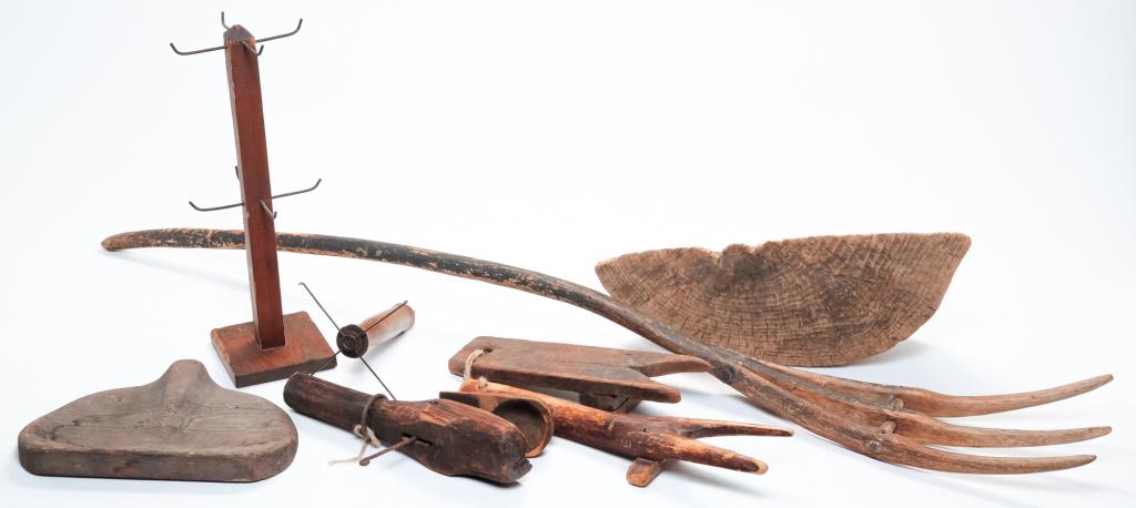 GROUP OF ASSORTED WOODEN ITEMS. (1 of 5)