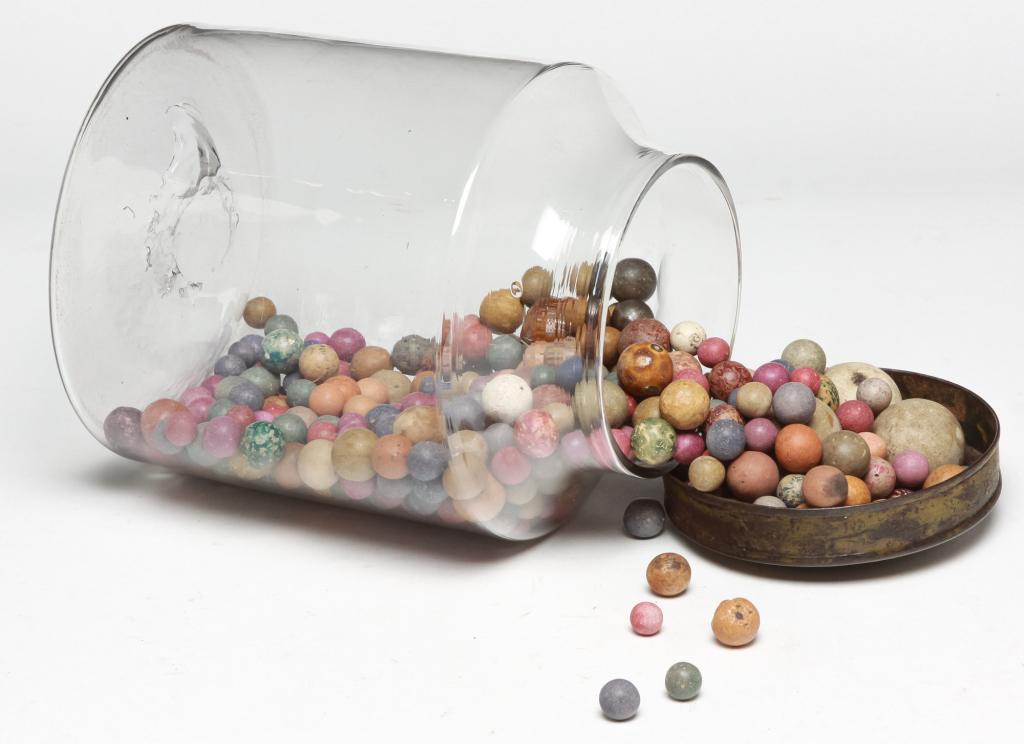 AMERICAN BLOWN GLASS CANISTER WITH MARBLES. (1 of 1)