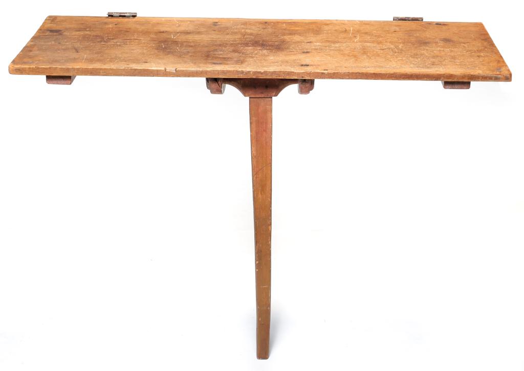 AMERICAN COUNTRY COLLAPSIBLE TABLE. (1 of 3)