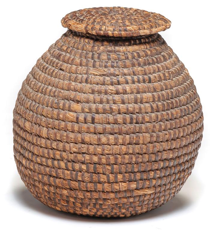 AMERICAN RYE STRAW BASKET. (1 of 3)