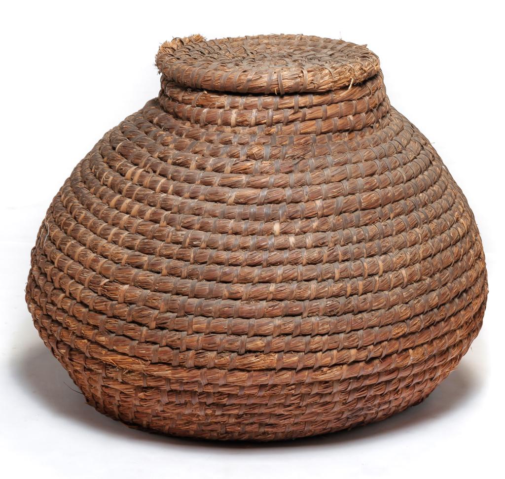 AMERICAN LARGE RYE STRAW BASKET. (1 of 5)