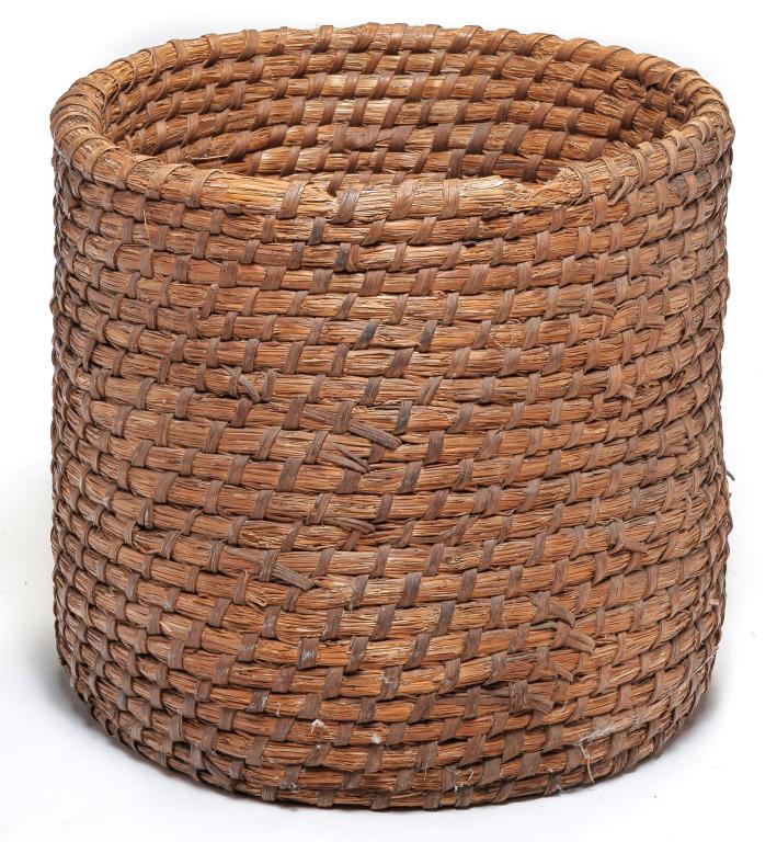 AMERICAN LARGE RYE STRAW BASKET. (1 of 3)