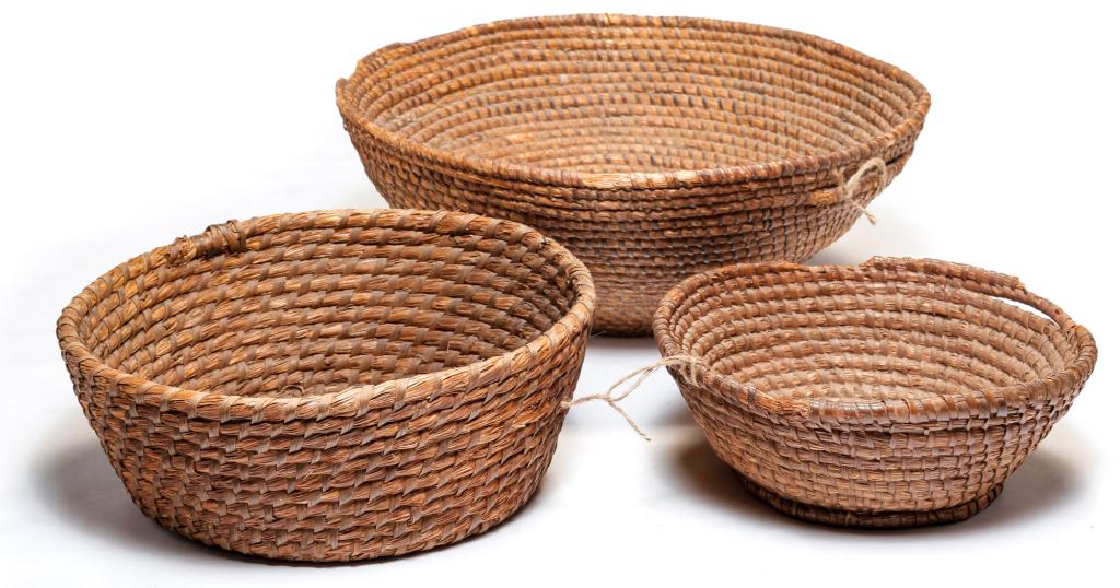THREE AMERICAN RYE STRAW BASKETS. (1 of 3)
