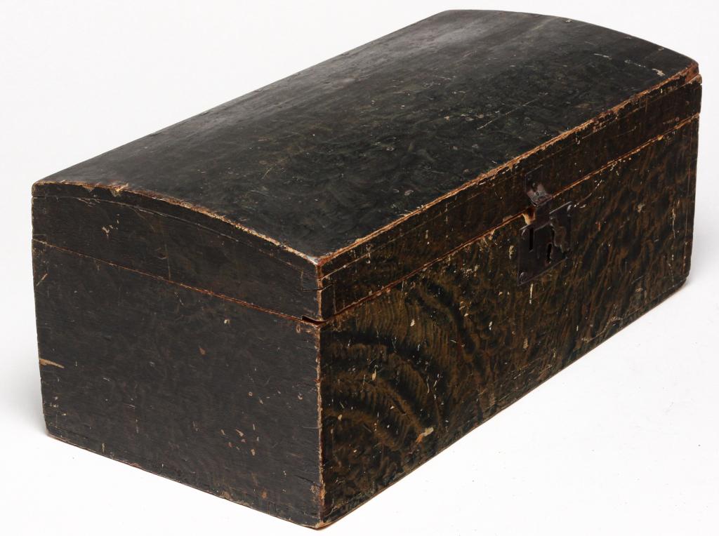 AMERICAN DECORATED DOME TOP BOX. (1 of 4)