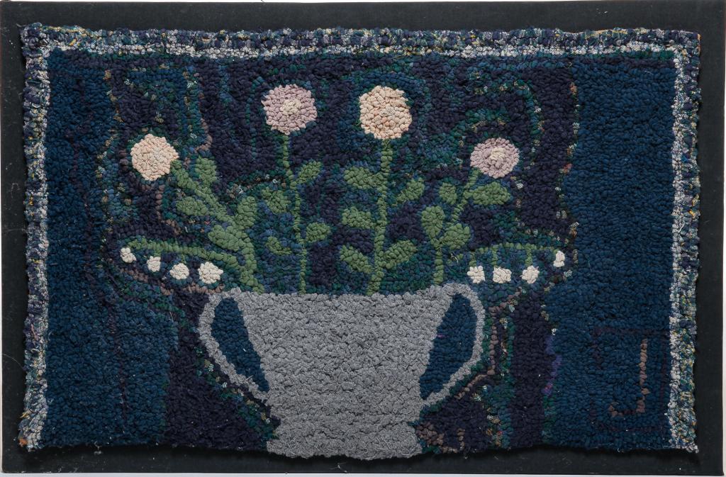 AMERICAN FLORAL HOOKED RUG. (1 of 2)