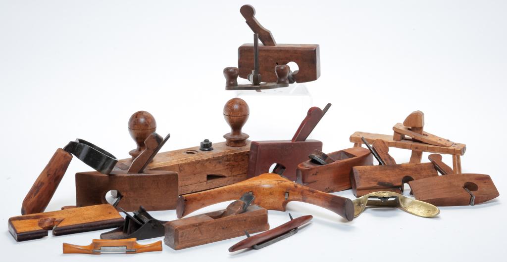 GROUP OF SMALL WOOD PLANES AND DRAW KNIVES. (1 of 5)