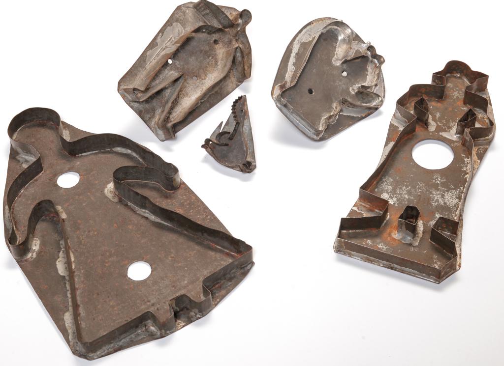 FIVE AMERICAN TIN COOKIE CUTTERS. (1 of 3)