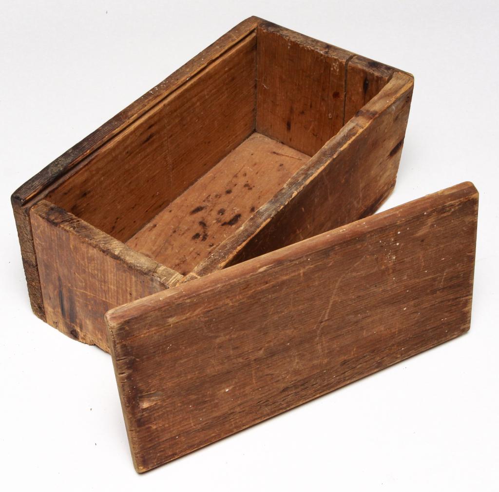 AMERICAN PRIMITIVE SLIDE LID BOX. (1 of 4)