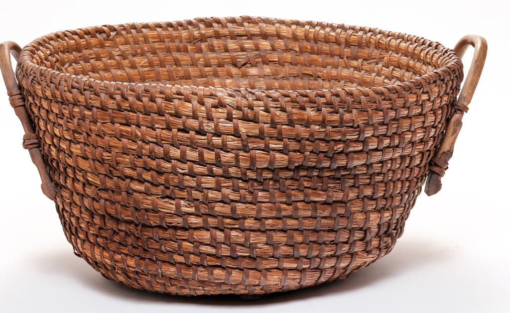 AMERICAN RYE STRAW BASKET. (1 of 3)