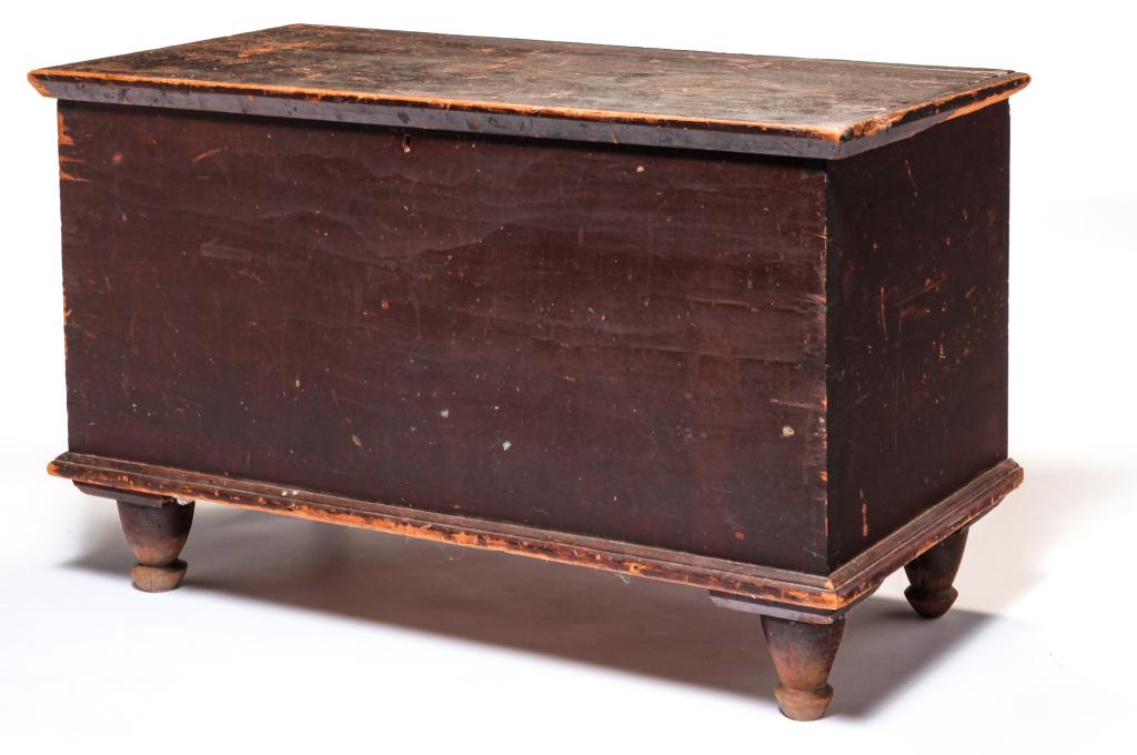 AMERICAN BLANKET CHEST. (1 of 5)