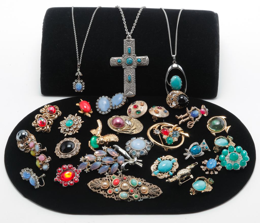 VINTAGE JEWELRY FEATURING CABOCHON CUT STONES. (1 of 2)