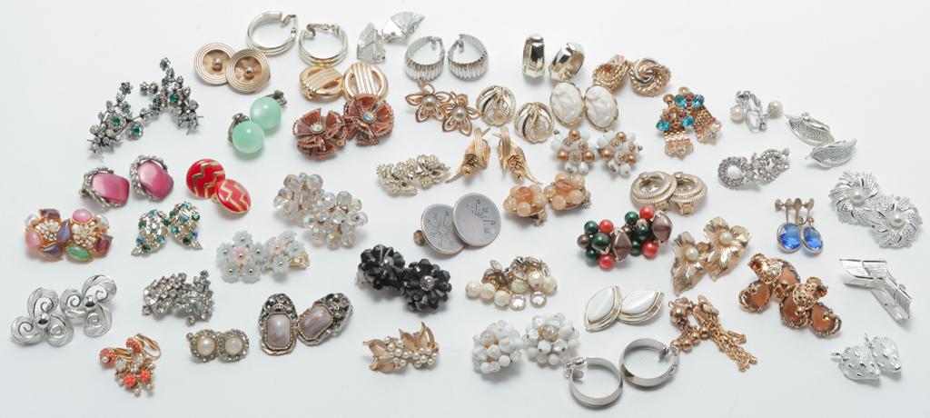 ECLECTIC GROUP OF VINTAGE EARRINGS. (1 of 3)