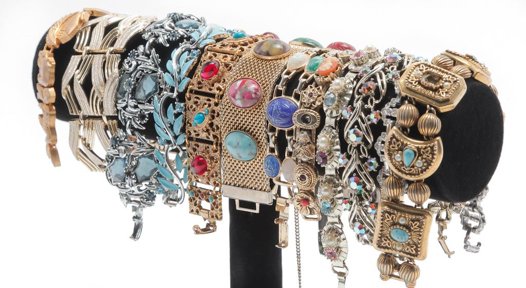 SMALL GROUP OF VINTAGE AND NEWER BRACELETS. (1 of 1)