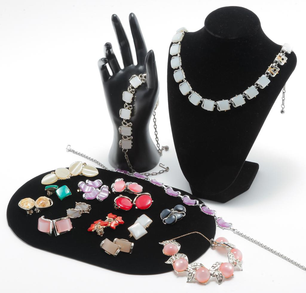 GROUPING OF VINTAGE THERMOSET JEWELRY. (1 of 2)