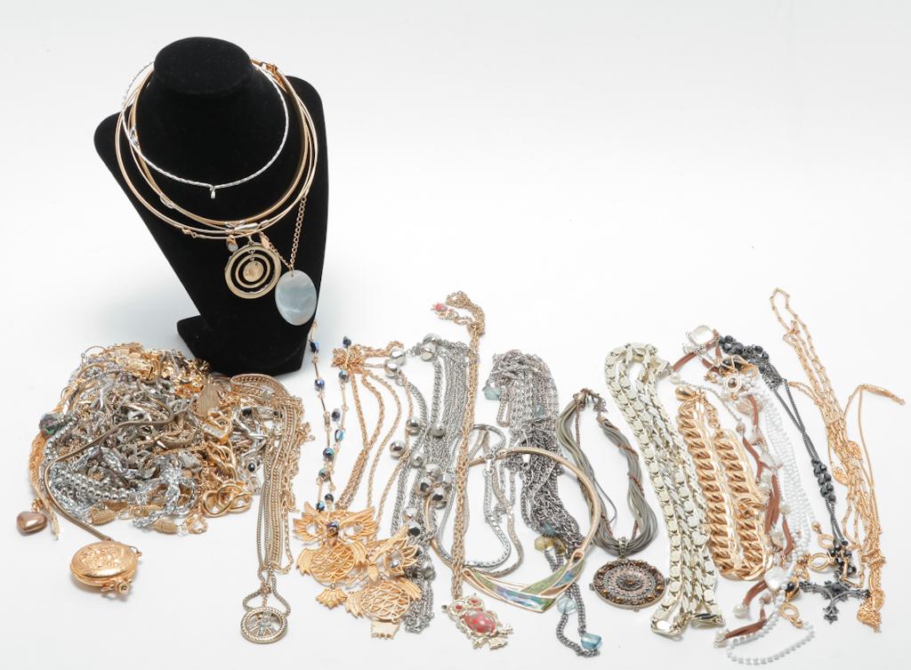 FASHION CHAINS, NECKLACES AND BRACELETS. (1 of 4)