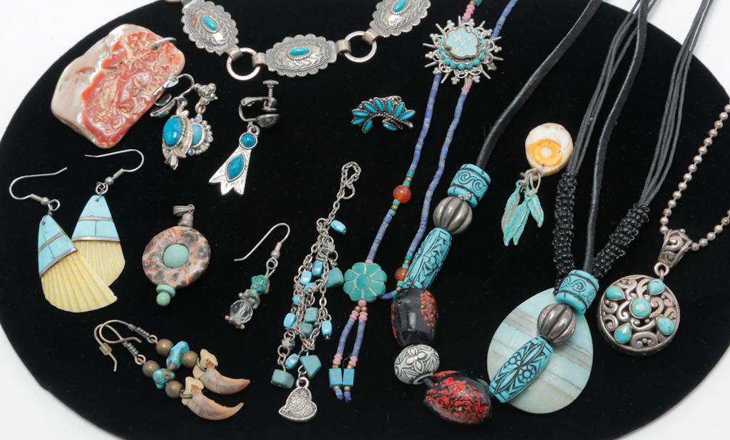 SMALL GROUP OF SOUTHWEST INSPIRED VINTAGE JEWELRY. (1 of 1)