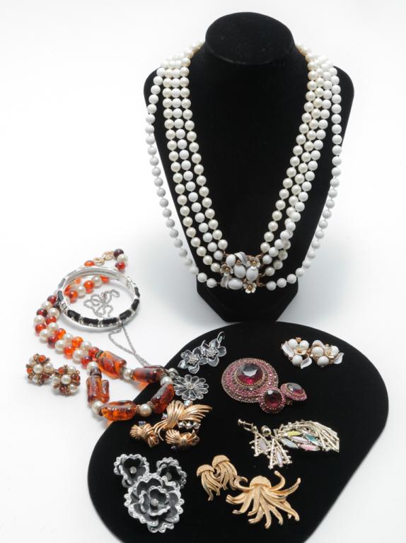 TEN SETS OF VINTAGE COSTUME JEWELRY. (1 of 2)