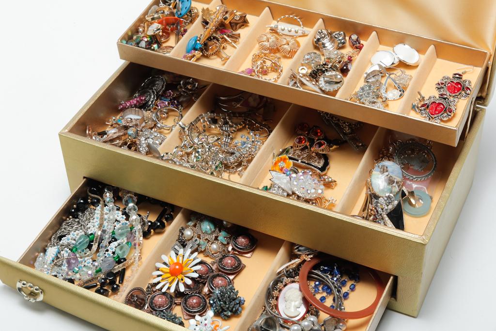 JEWELRY BOX FILLED WITH COSTUME JEWELRY. (1 of 3)