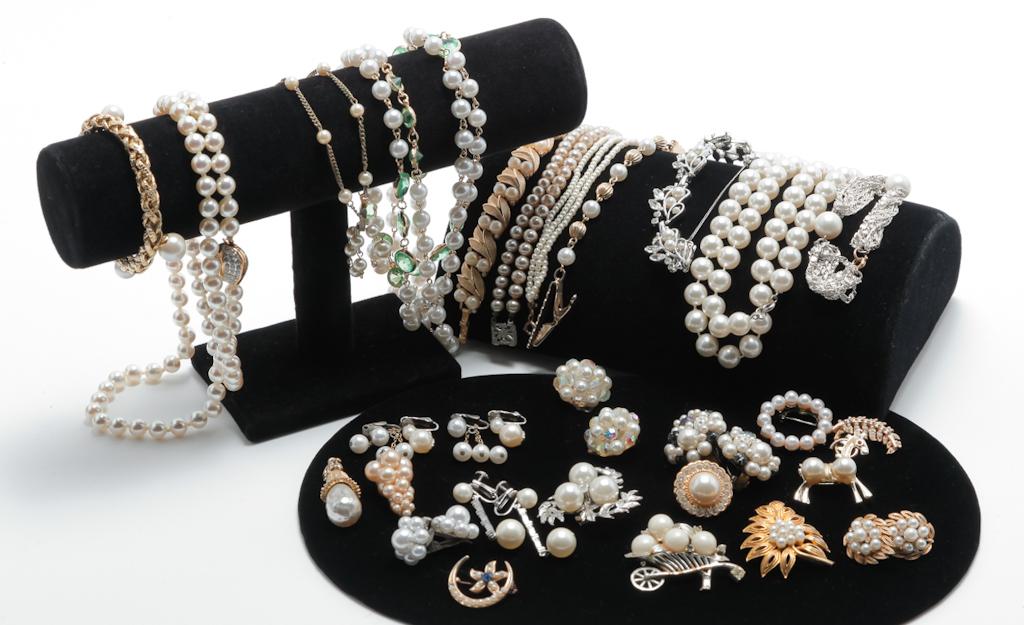 GIRLS JUST WANT TO WEAR PEARLS. (1 of 4)