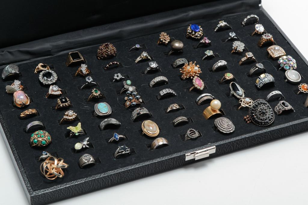 TRAY OF VINTAGE FASHION RINGS - SOME STERLING. (1 of 4)