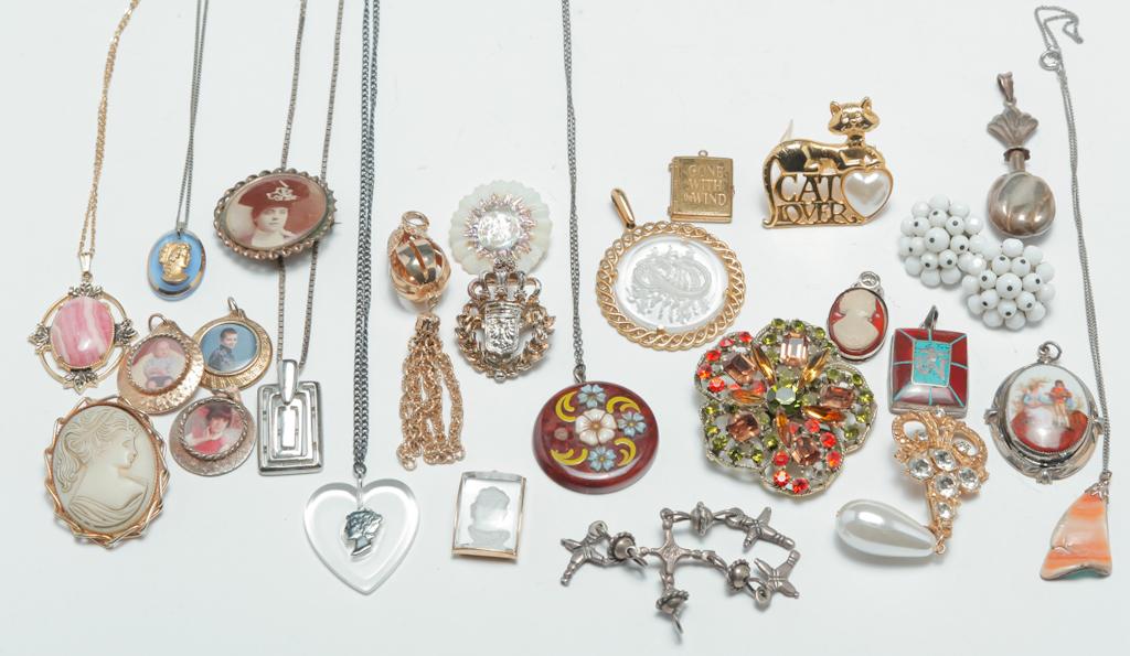 SMALL GROUP MISC. VINTAGE COSTUME JEWELRY.GG31 (1 of 3)