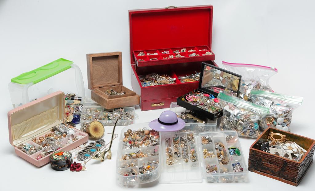 MISC. VINTAGE JEWELRY, FINDINGS, PARTS & MORE. (1 of 4)