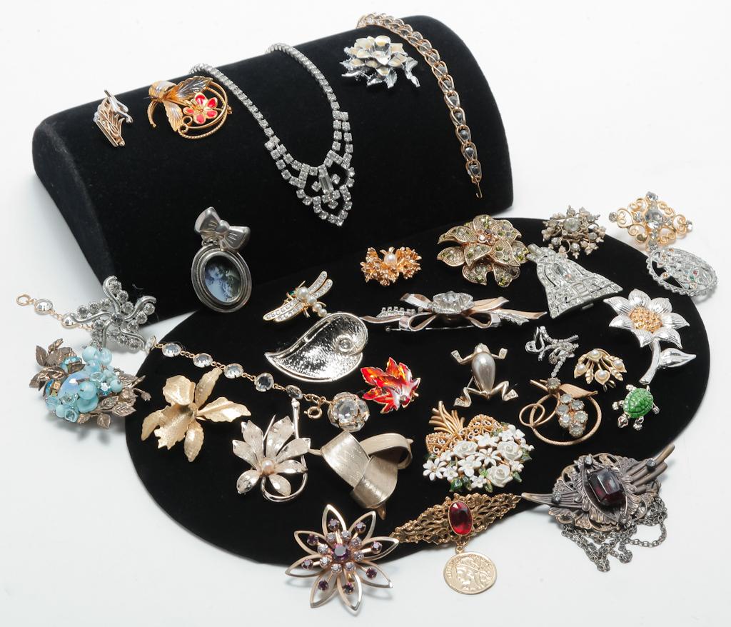 SELECTION OF MOSTLY MID-CENTURY COSTUME JEWELRY. (1 of 2)