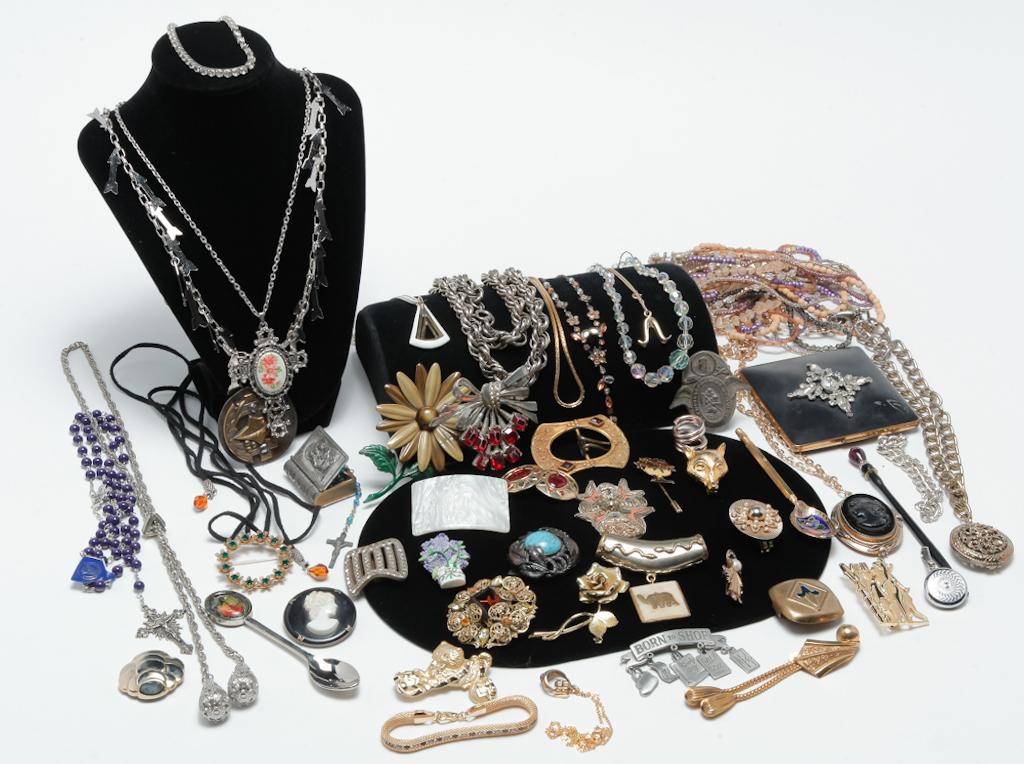 VINTAGE AND NEWER COSTUME JEWELRY AND ACCESSORIES. (1 of 4)