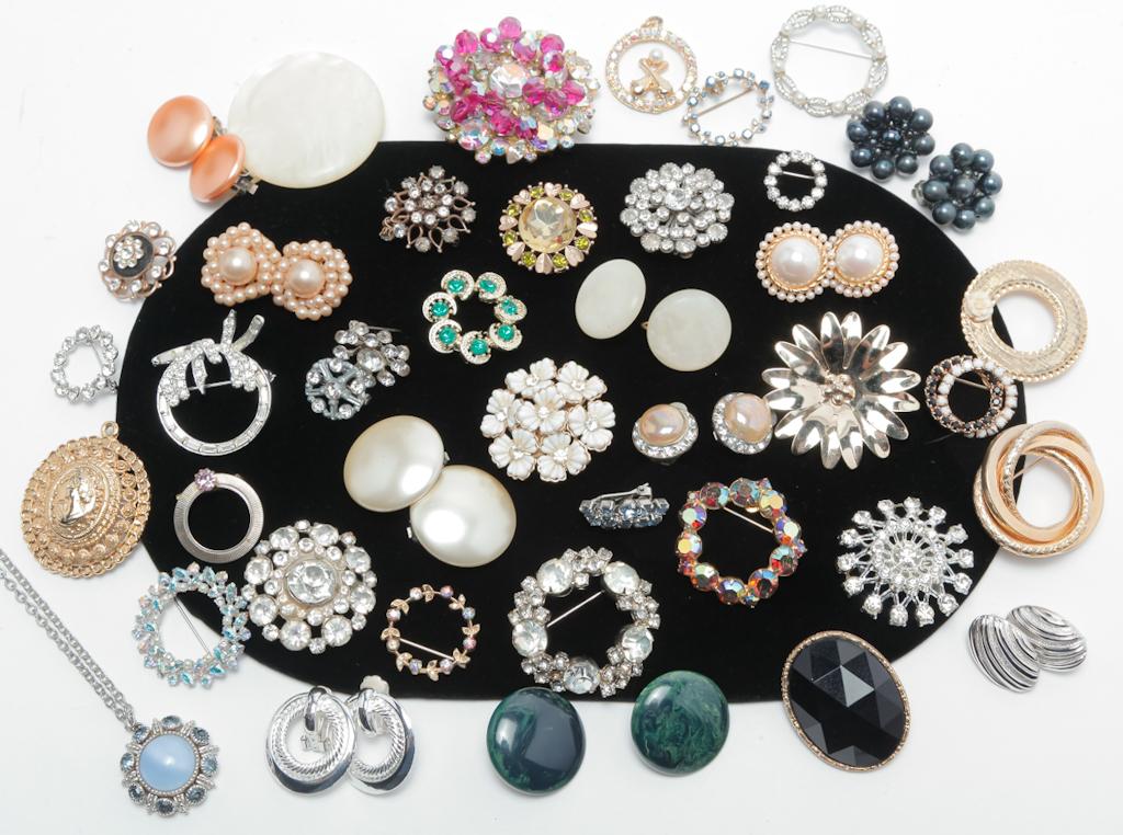 VINTAGE JEWELRY WITH A CLASSIC LOOK. (1 of 1)